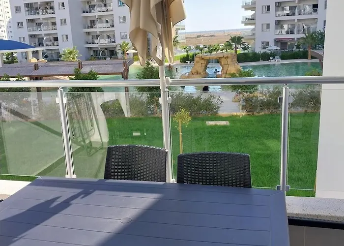 Pool View With Facilities Διαμέρισμα *